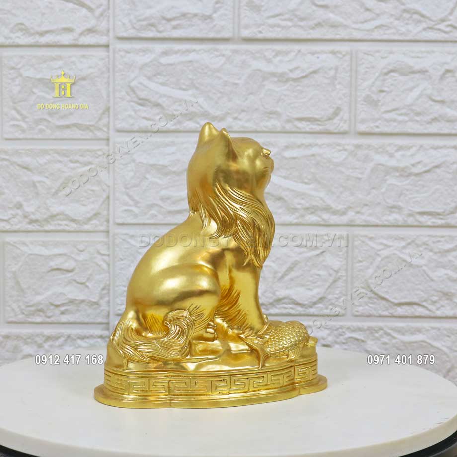 Bề mặt pho tượng m&egrave;o được mạ v&agrave;ng 24k cao cấp, sang trọng v&agrave; đẳng cấp